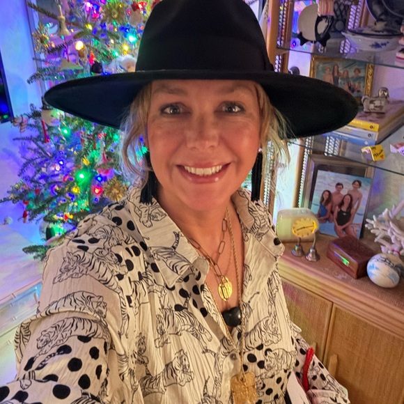 Meet your Posher, Kelly - Picture 2 of 2